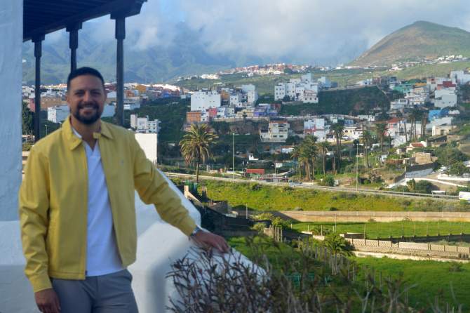 Leandro Asis en el mirador de San Francisco, con Las Longueras y Monta&ntilde;a Las Palmas en el fondo (Foto: Juan Antonio Hern&aacute;ndez)