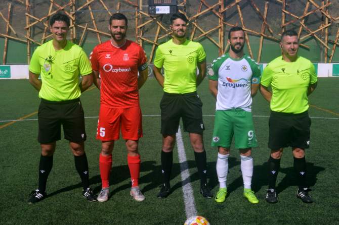 El capit&aacute;n Pedro Gonz&aacute;lez junto al colegiado, asistente y el capit&aacute;n local (Foto: Juan Antonio Hern&aacute;ndez)