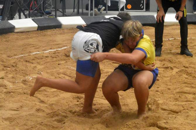 Imagen de una luchada cadete del Castro Morales contra el Guanarteme (Foto: Juan Antonio Hern&aacute;ndez)