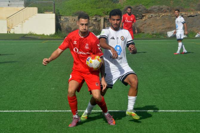 Adri&aacute;n Socorro tuvo varias intervenciones por la banda derecha con intentos de colgar el bal&oacute;n (Foto: Juan Antonio Hern&aacute;ndez)