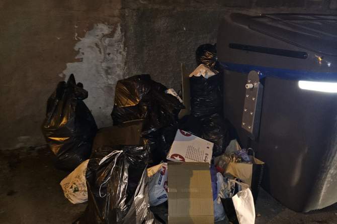 Situaci&oacute;n de los contenedores de la calle Pancho Guerra, en Jin&aacute;mar (Foto cedida)