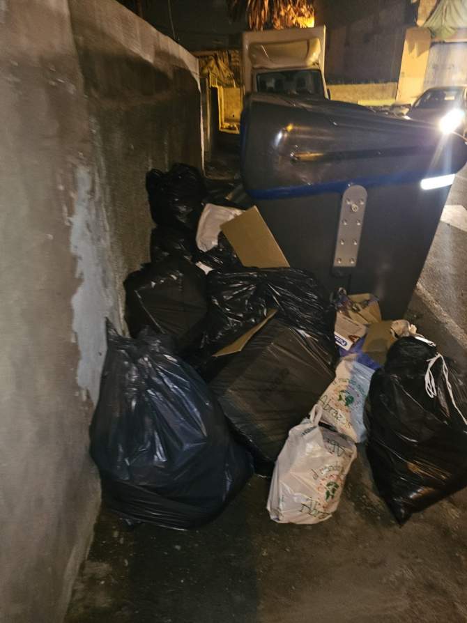 Situaci&oacute;n de los contenedores de la calle Pancho Guerra, en Jin&aacute;mar (Foto cedida)