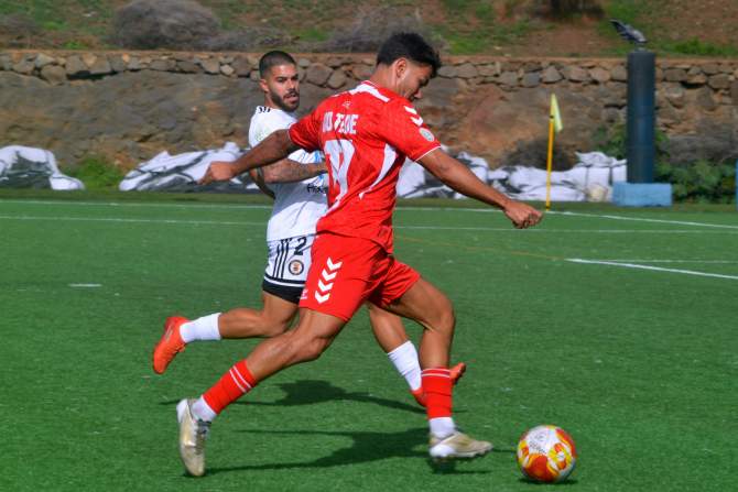 Una de las primeras acciones ofensivas donde Said Ougri pudo adelantar a la UD Telde (Foto: Juan Antonio Hern&aacute;ndez)