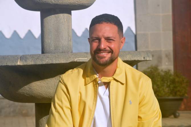 Leandro Asis, junto a la fuente de la plaza de San Francisco (Foto: Juan Antonio Hern&aacute;ndez)