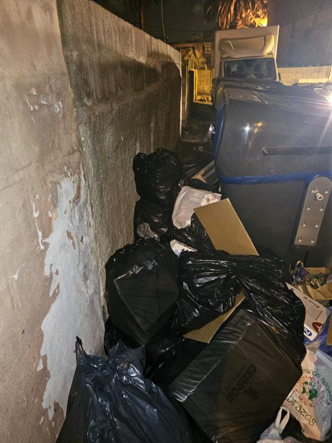 Situaci&oacute;n de los contenedores de la calle Pancho Guerra, en Jin&aacute;mar (Foto cedida)