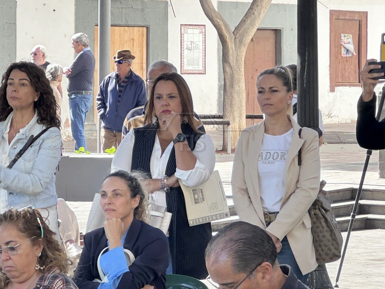 Janoa Anceaume, primera por la derecha, exconcejala de Vox/TA.