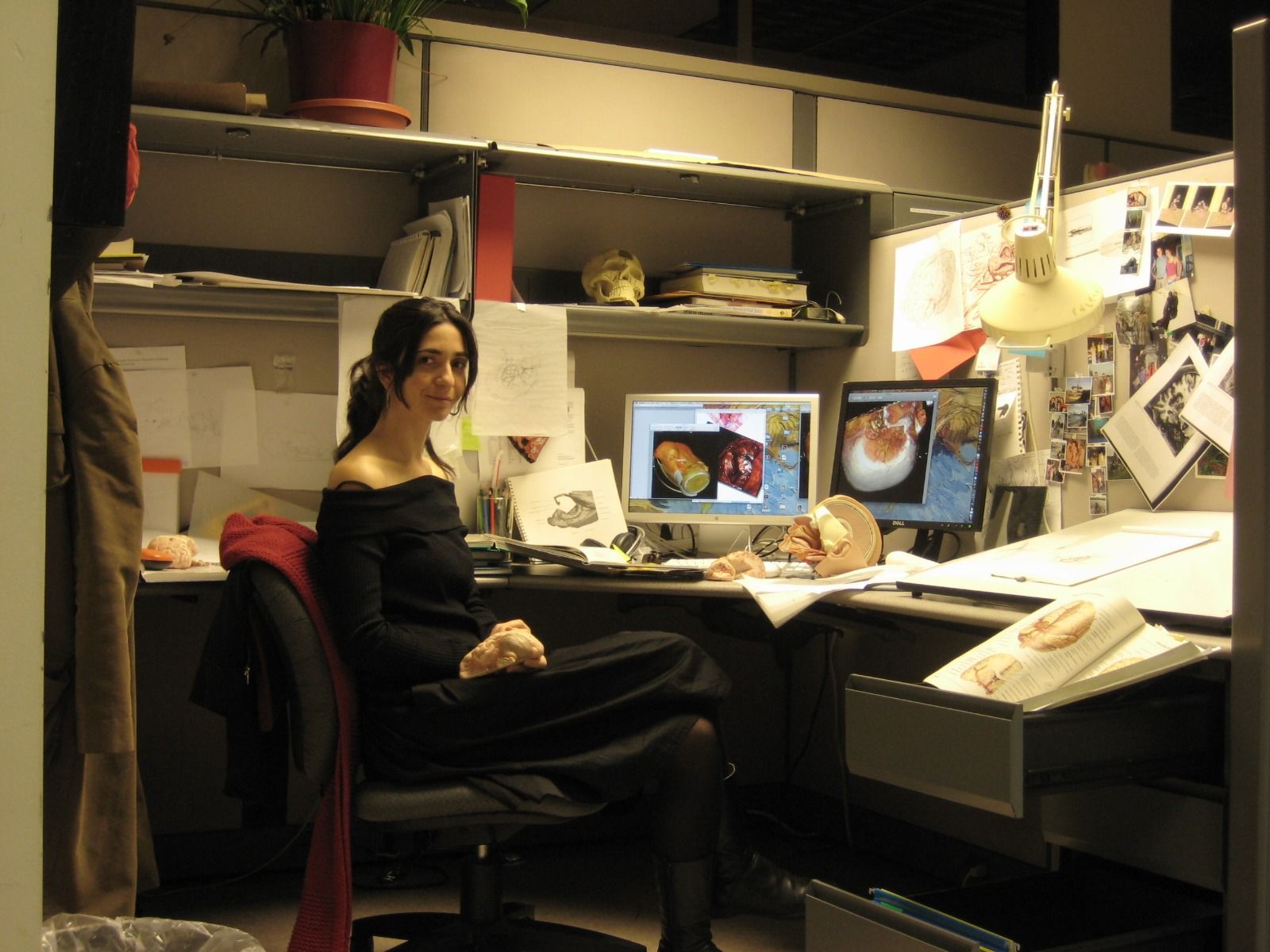 Begoña Rodríguez en uno de los estudios donde ilustra la anatomía humana/TA.