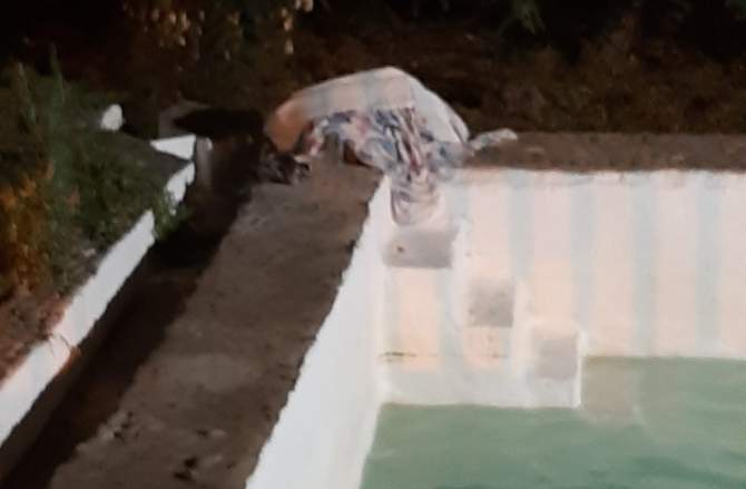 Ropa lavada en el estanque de la finca del convento/TA.