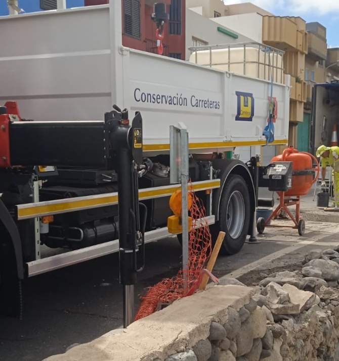 Trabajo de recomposición del muro de contención en la carretera de La Pardilla/TA.