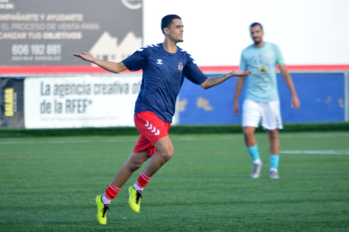 Gabriel Dámaso celebra su gol ante el CD El Cotillo (Foto: Juan Antonio Hernández)