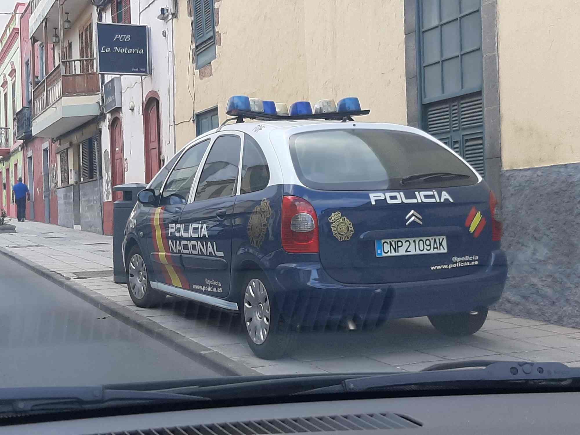 Vehícuo de la Policía Nacional en San Juan/TA.
