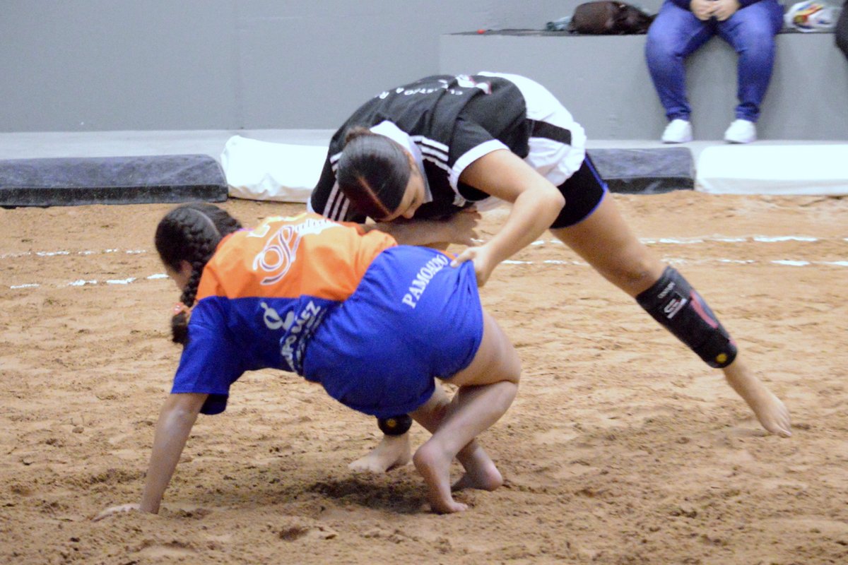 Imagen reciente de una luchada del Castro Morales femenino ante el Tinamar (Foto: Juan Antonio Hernández)