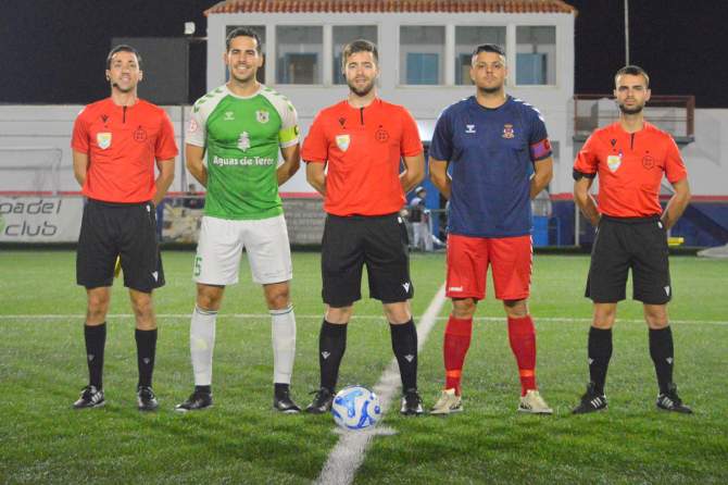Capitanes con el tr&iacute;o arbitral (Foto: Juan Antonio Hern&aacute;ndez)