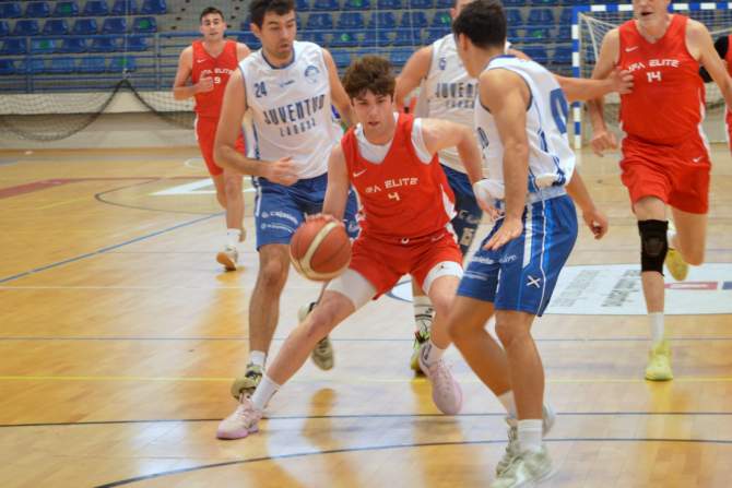 Pasqua penetra por el centro ante el Viajes Insular Laguna (Foto: Juan Antonio Hernández)