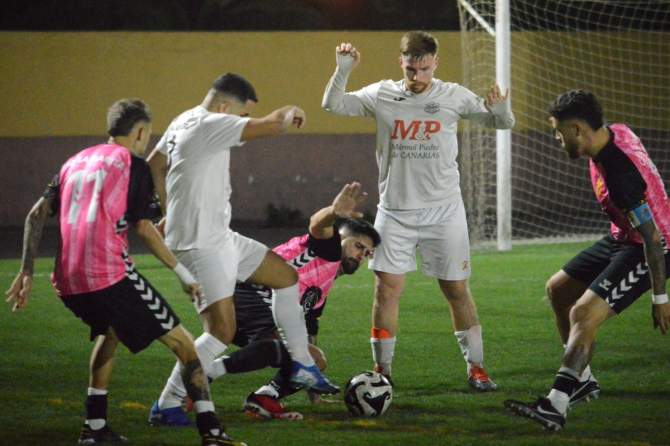 Lance del partido (Foto: Juan Antonio Hern&aacute;ndez)