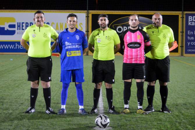 Capitanes con el tr&iacute;o arbitral (Foto: Juan Antonio Hern&aacute;ndez)