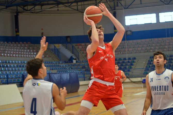 Intento de canasta en suspensión de Pedro Pasqua ante La Laguna (Foto: Juan Antonio Hernández)