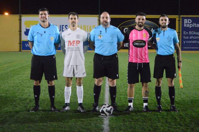 Capitanes con tr&iacute;o arbitral (Foto: Juan Antonio Hern&aacute;ndez)