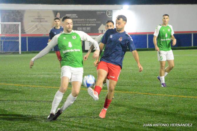Pedro Relloso pelea el esf&eacute;rico en tres cuartos (Foto: Juan Antonio Hern&aacute;ndez)