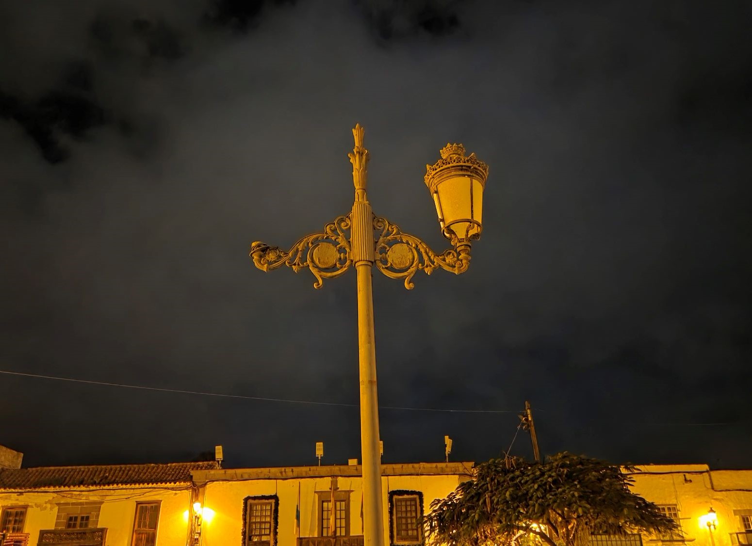 Una farola rota delante de la Basílica retrata el abandono del alumbrado público en San Juan