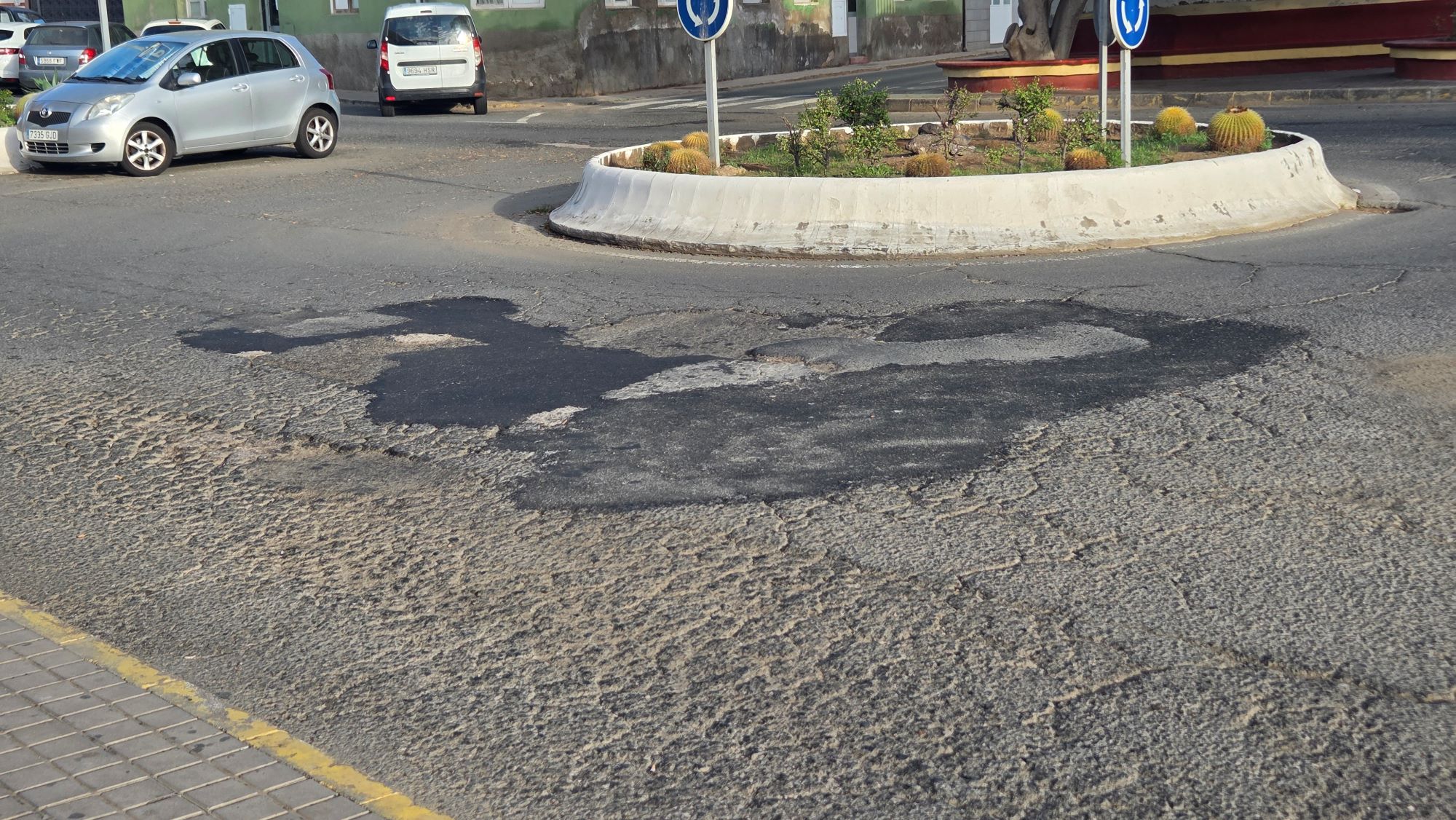 El Ayuntamiento remienda los profundos baches de Melenara