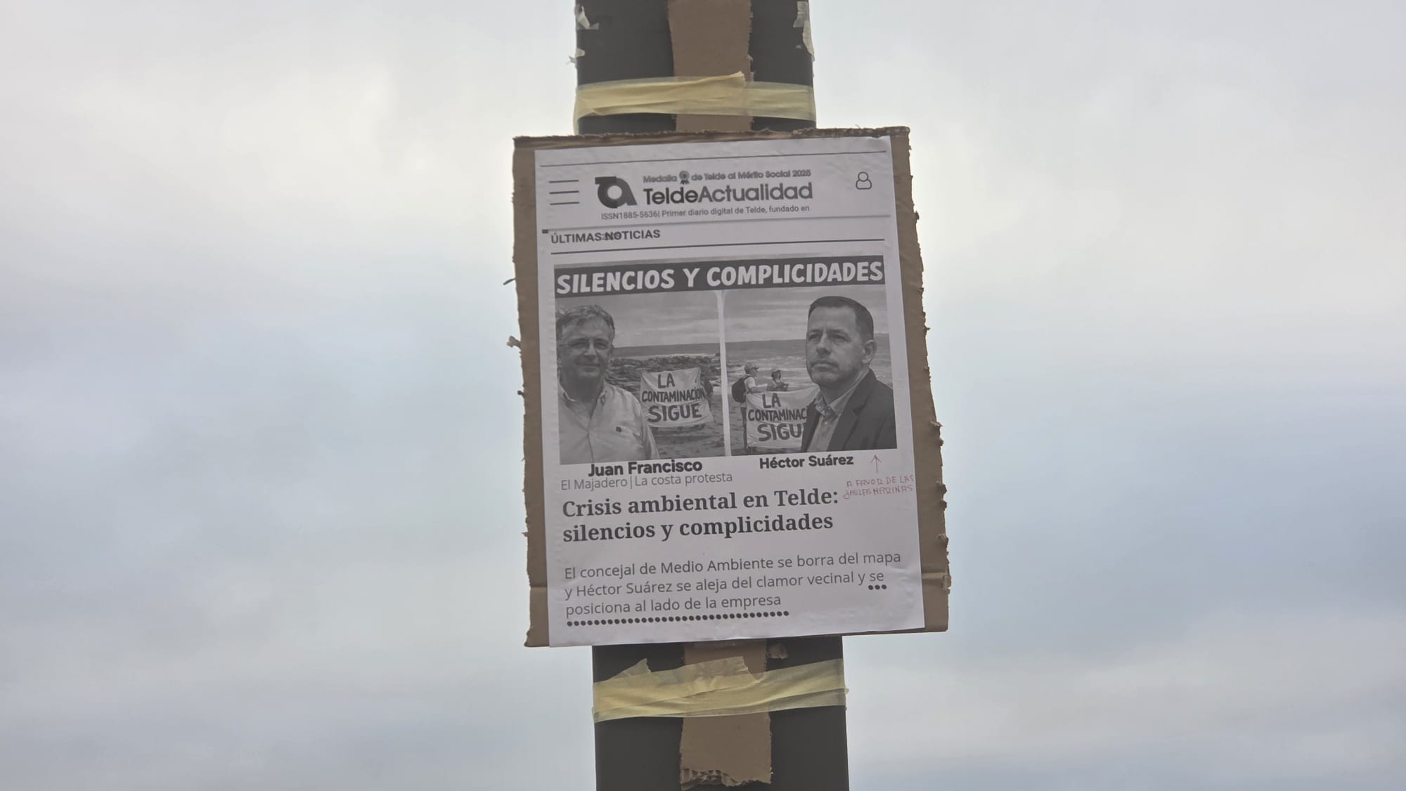 Un cartel con 'El Majadero' de TA aparece colgado en el paseo marítimo de Salinetas