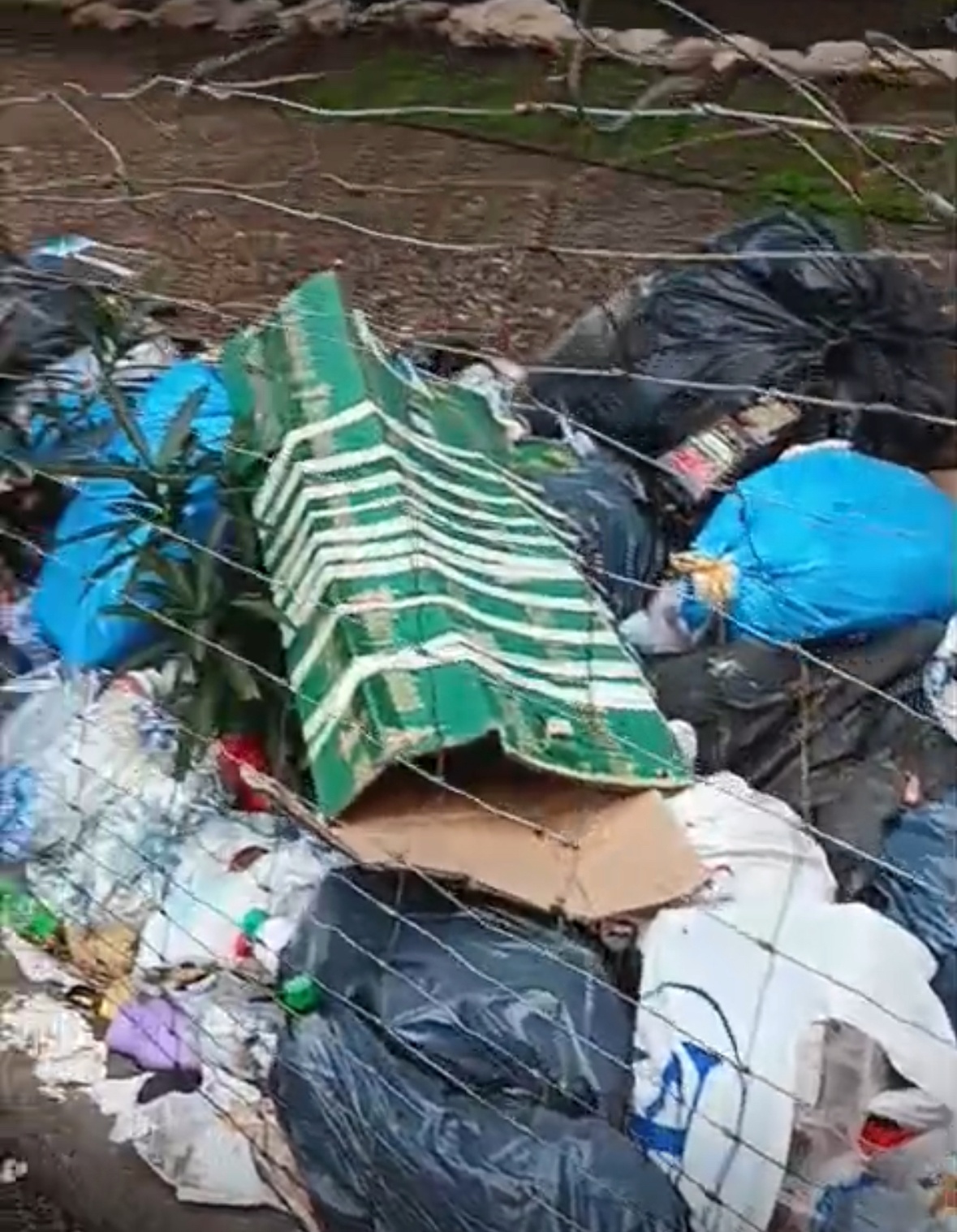 Vecinos de Las Huesas se quejan de residuos acumulados en la calle África