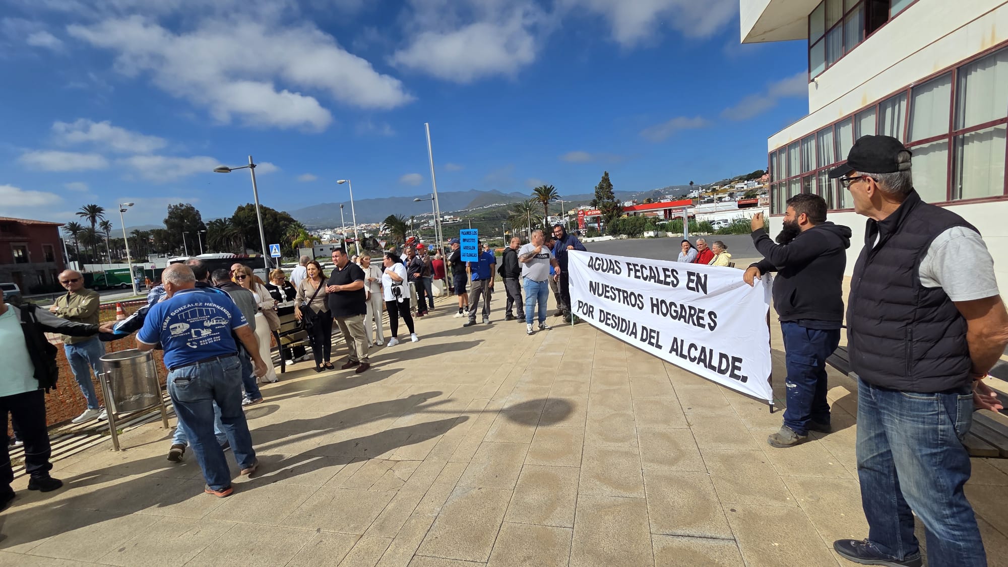 Más de 100 personas protestan en el Cubillo por las deficiencias del alcantarillado de Jinámar