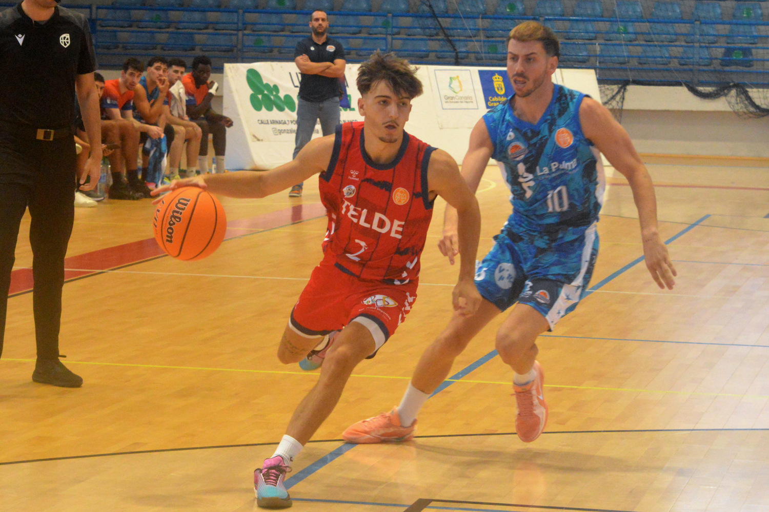 Imagen del partido de la primera vuelta en El Hornillo con Pablo S&aacute;nchez entrando por la derecha (Foto: Juan Antonio Hern&aacute;ndez)
