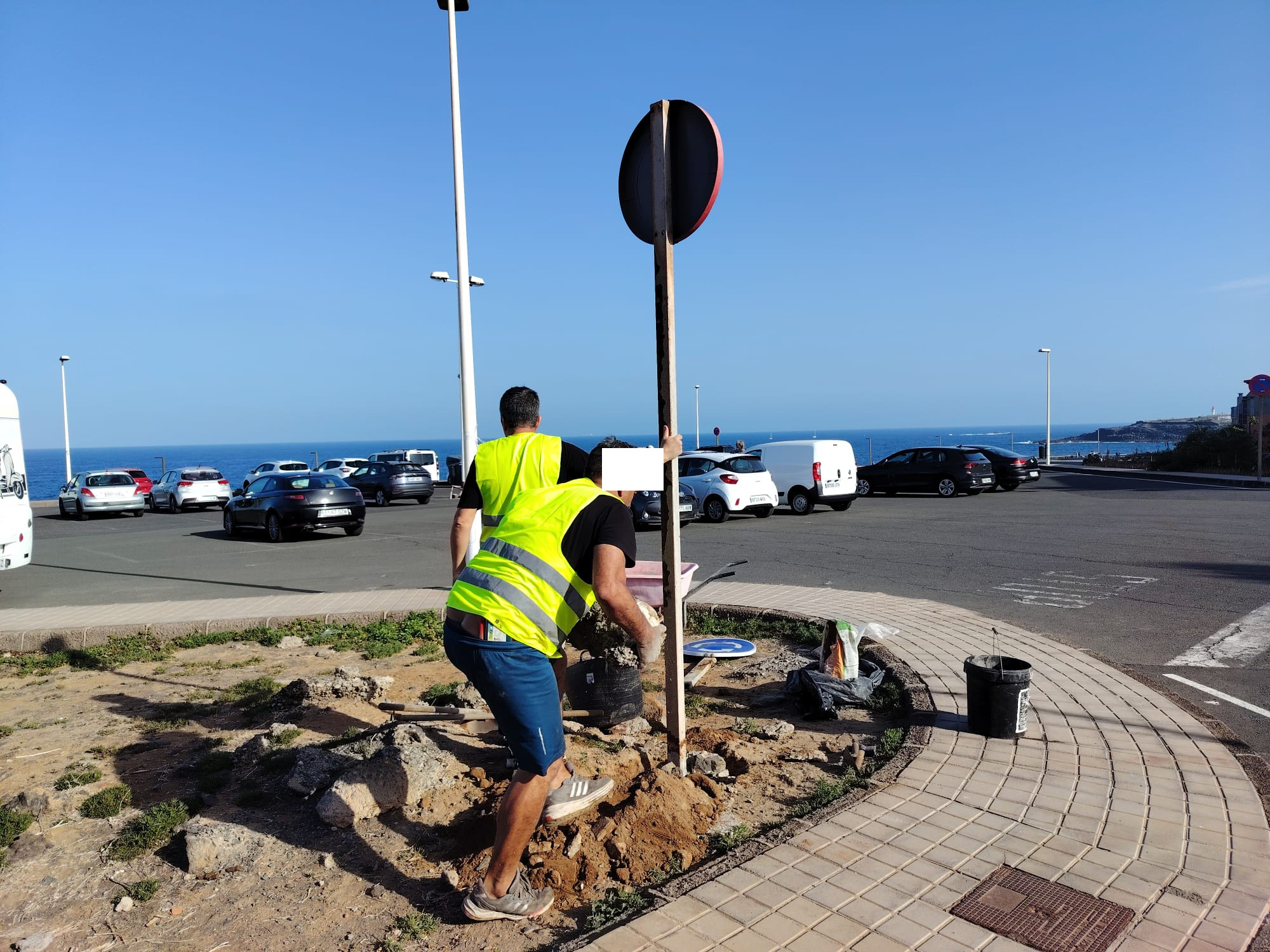 Cuando no llegan los servicios municipales… llegan los vecinos