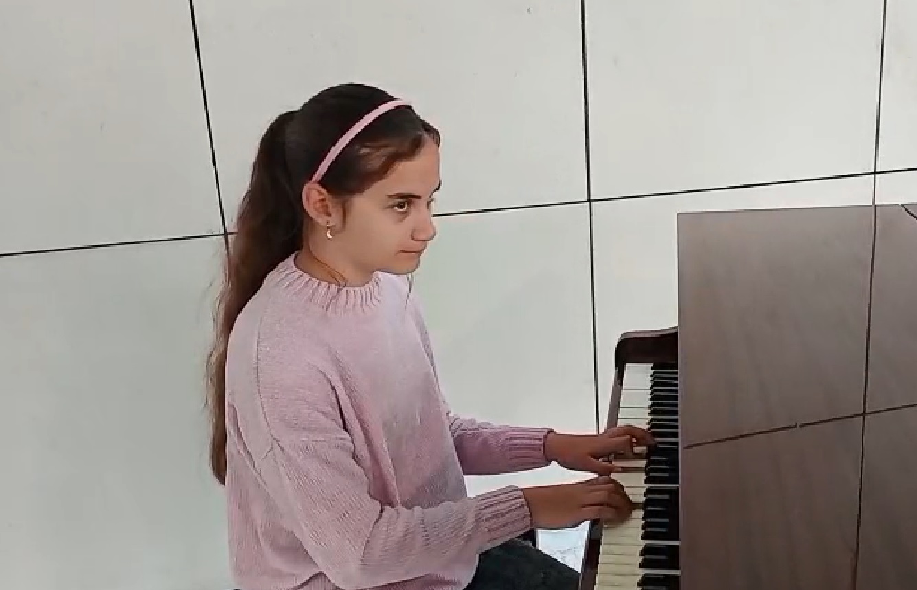 Una niña de Telde convierte el Insular en un lugar de calma a través del piano