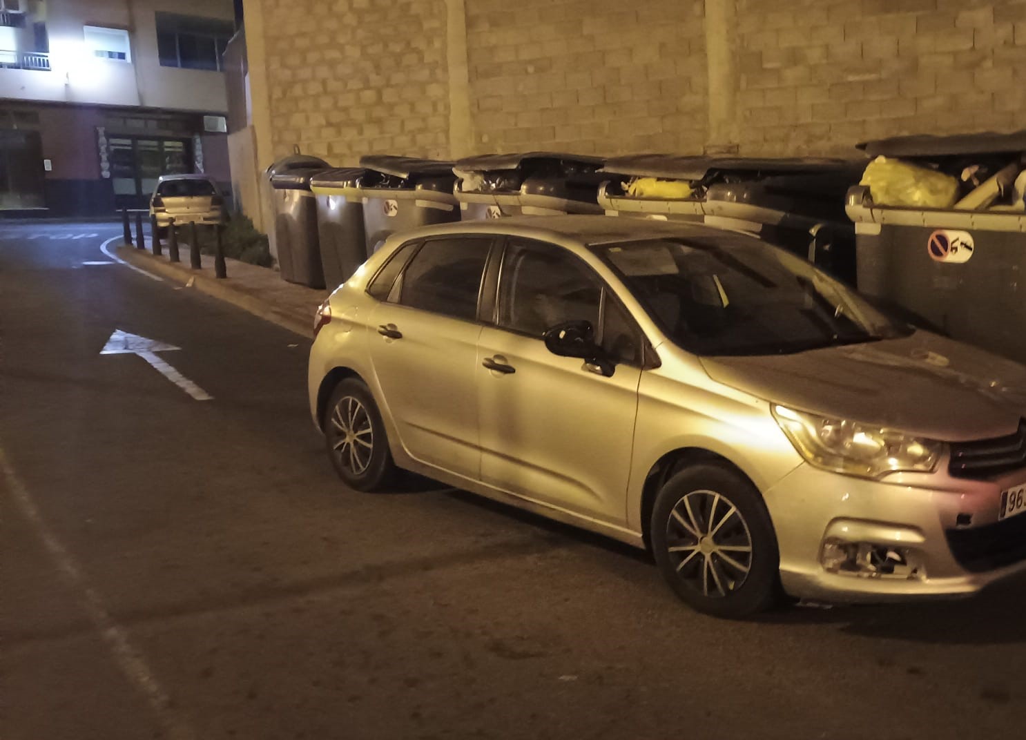 Un vehículo mal aparcado bloquea la recogida de residuos en Los Llanos de Telde