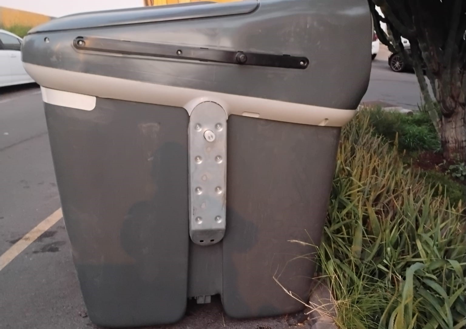 Los nuevos contenedores de carga lateral, inaccesibles en varias calles de Telde