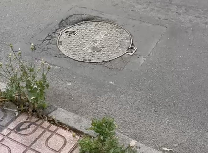 El ruido de las tapas de registro desespera a los vecinos en el Punto Fielato