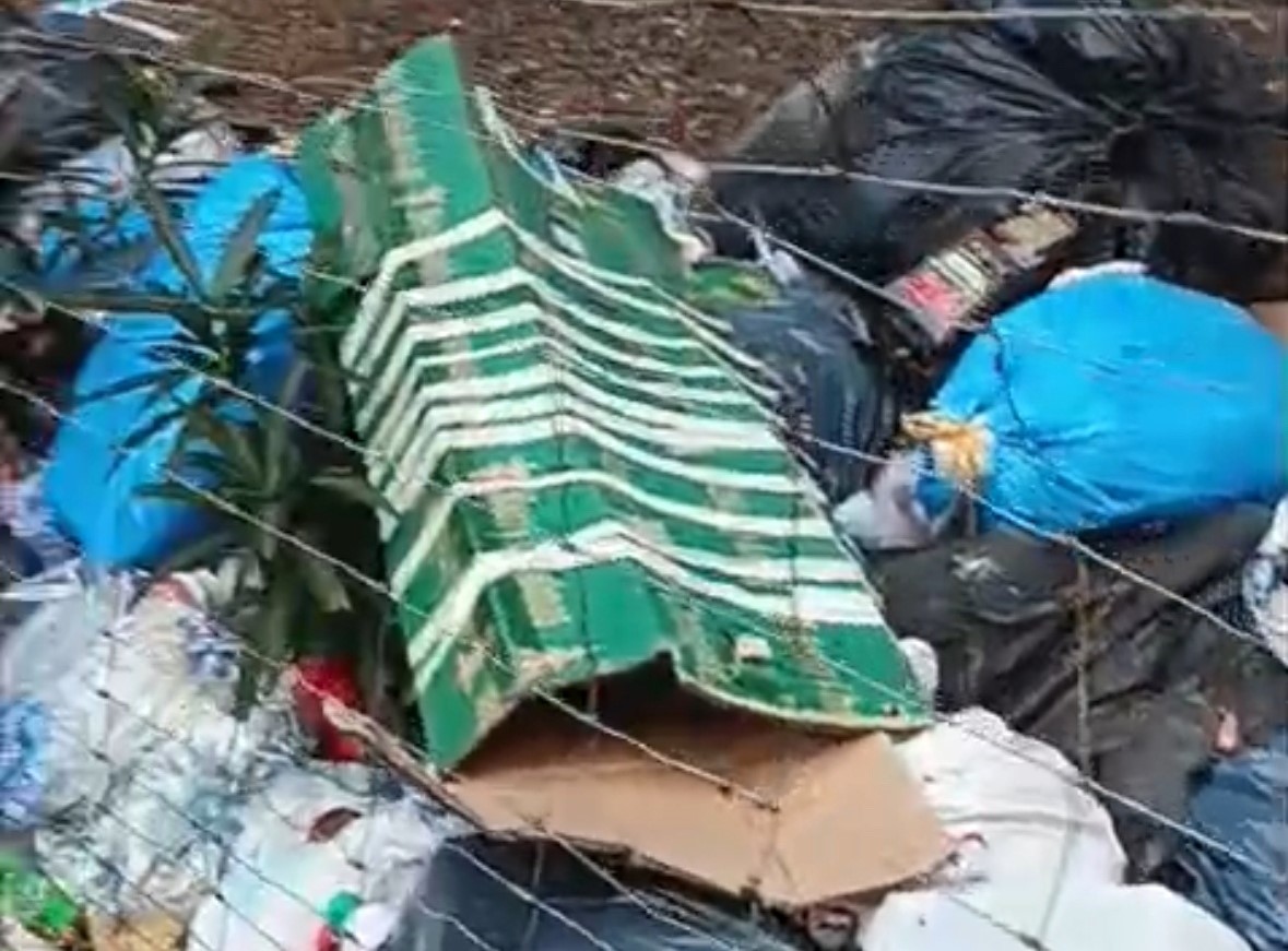 Vecinos de Las Huesas se quejan de residuos acumulados en la calle África