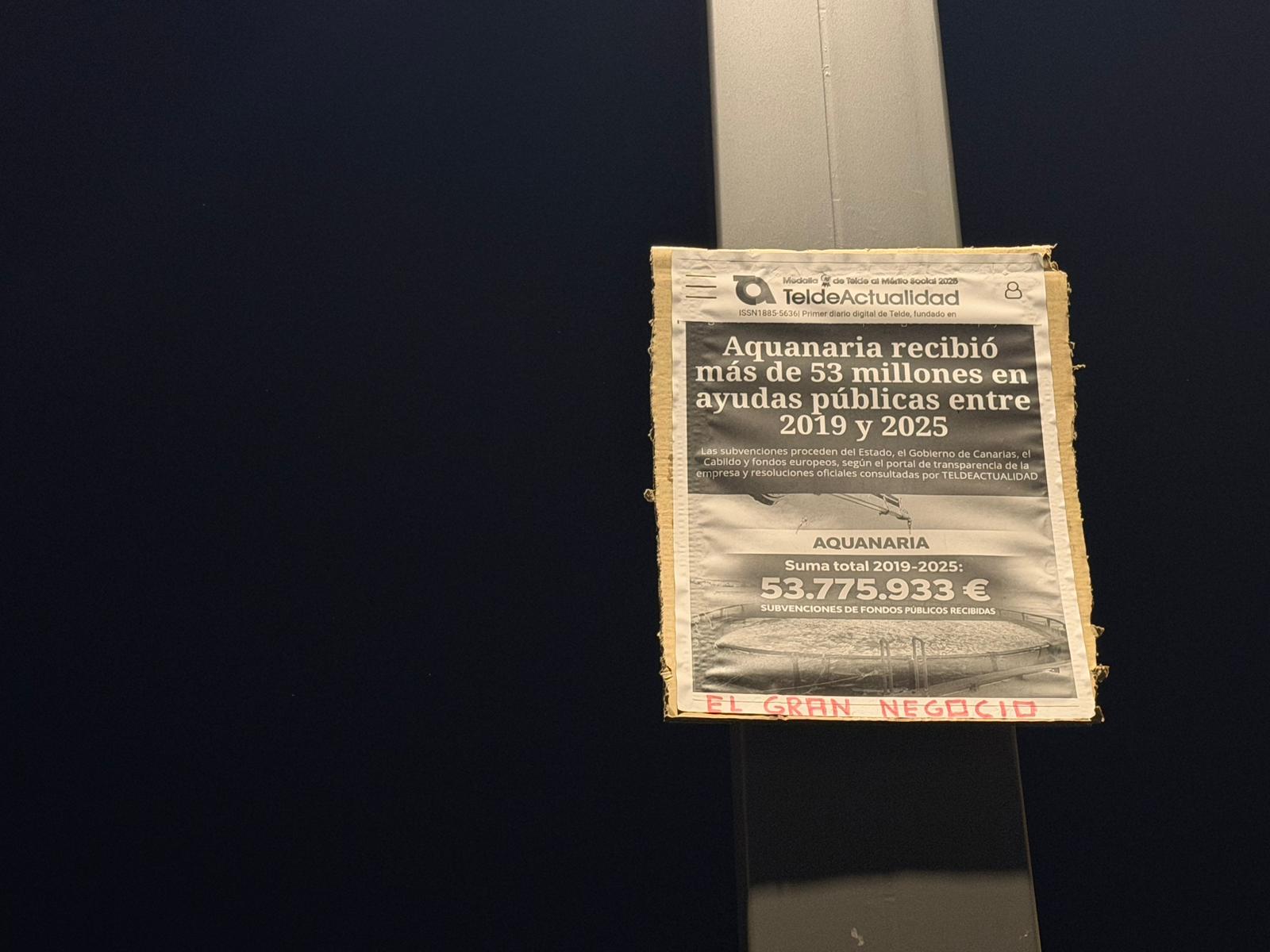 Carteles fijados a las luminarias de Melenara y Salinetas en contra de las jaulas marinas/TA.