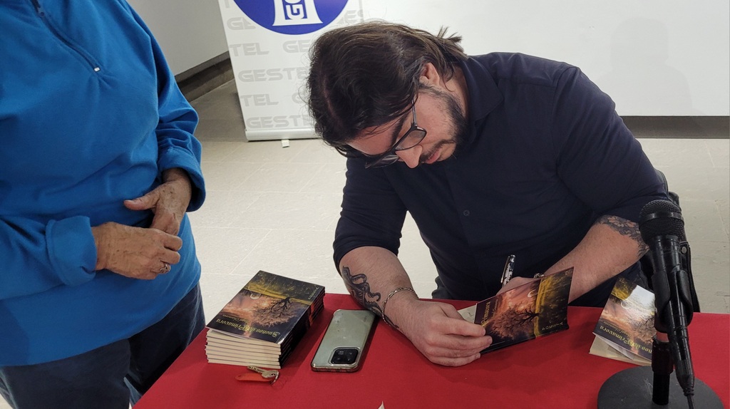 Telde reconoce el poemario 'Sueños de primavera' de Ángel Chavarría