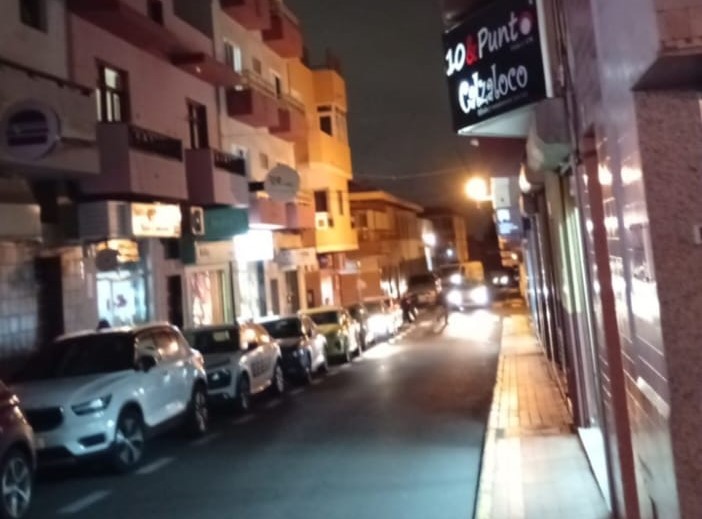 Ni la poesía ilumina el fallo del alumbrado en la céntrica calle de Alonso Quesada