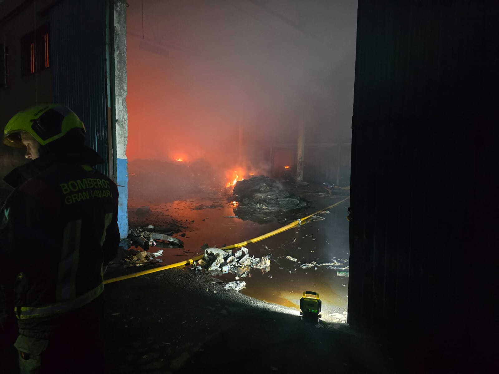 El incendio  en la nave de reciclaje de Telde quema hasta 60 toneladas de cartón