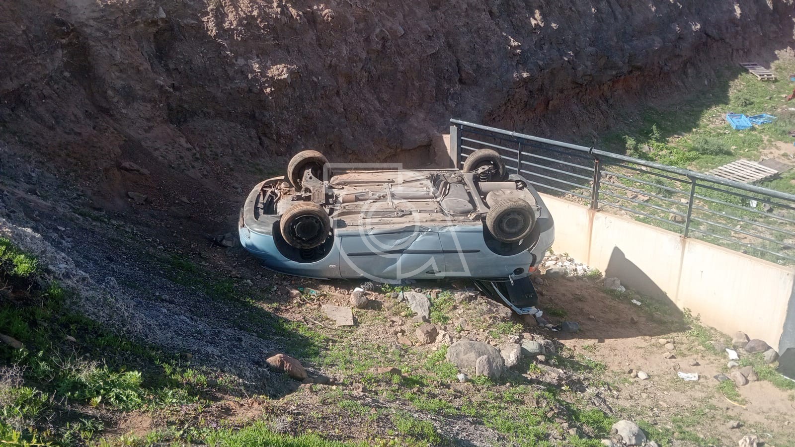 Un conductor muere atrapado bajo su coche en un accidente en Telde