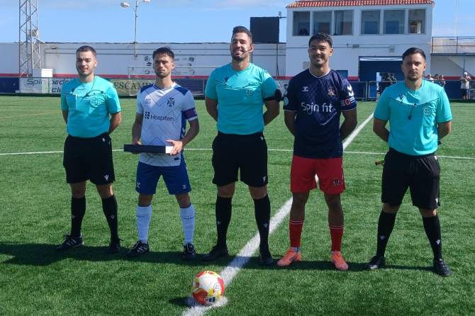 El capit&aacute;n Said Ougri con el del Tenerife C y los &aacute;rbitros (Foto: Juan Antonio Hern&aacute;ndez)