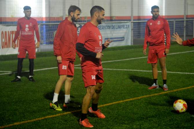 Adrián Trujillo, en el entrenamiento de este lunes (Foto: Juan Antonio Hernández)