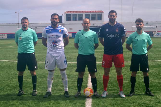 Capitanes con el trío arbitral (Foto: Juan Antonio Hernández)