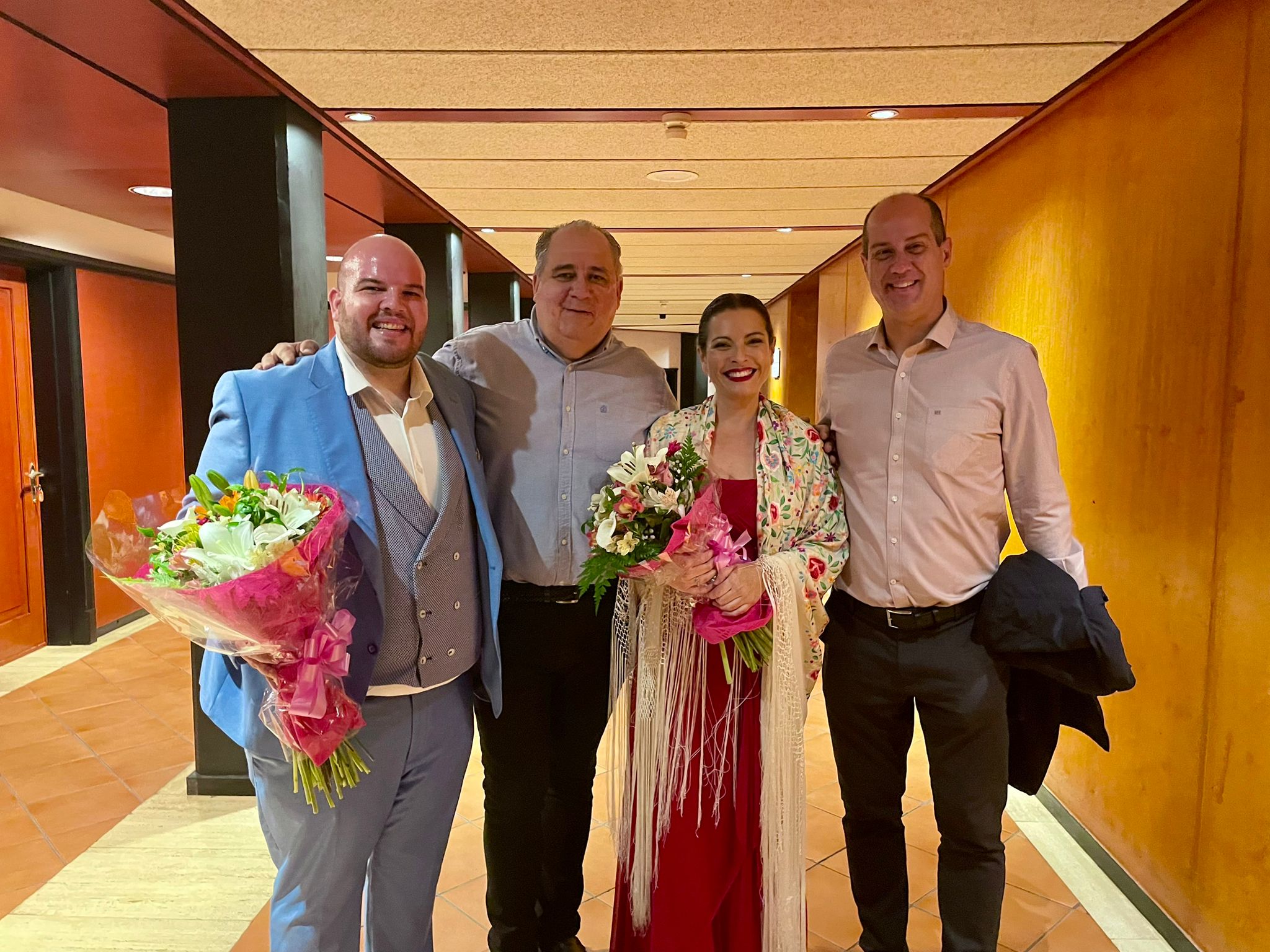 El tenor junto al concejal de Cultura, gerente de Gestel y la soprano Estefanía Perdomo/TA. El tenor junto al concejal de Cultura, gerente de Gestel y la soprano Estefanía Perdomo/TA.