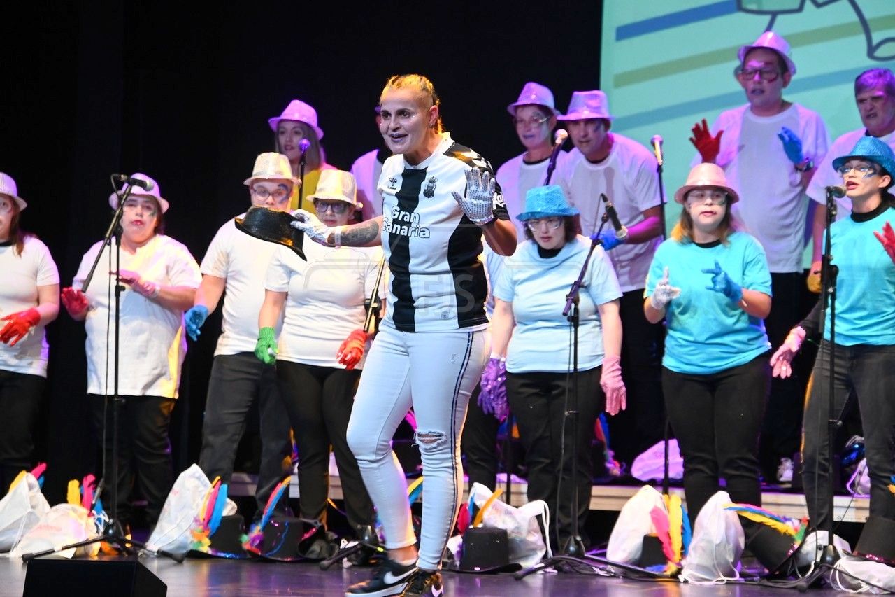 Los Diver, actuación de su murga/TA.