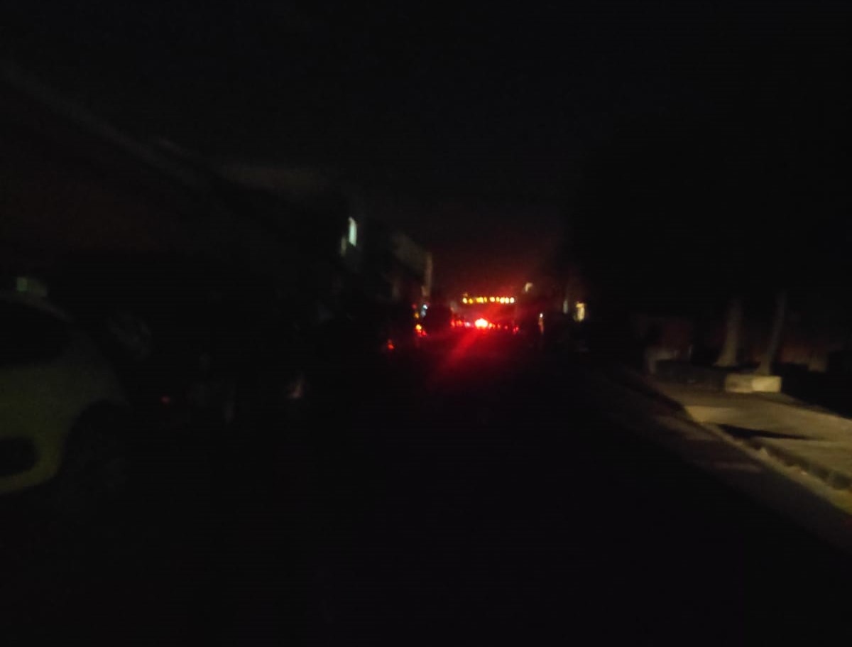 La calle principal de La Majadilla, a oscuras, en una imagen remitida hace unos minutos por vecinos de la zona.