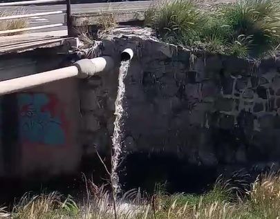 Imagen de archivo de un chorro de aguas fecales cayendo al canal de Ojos de Garza/TA.