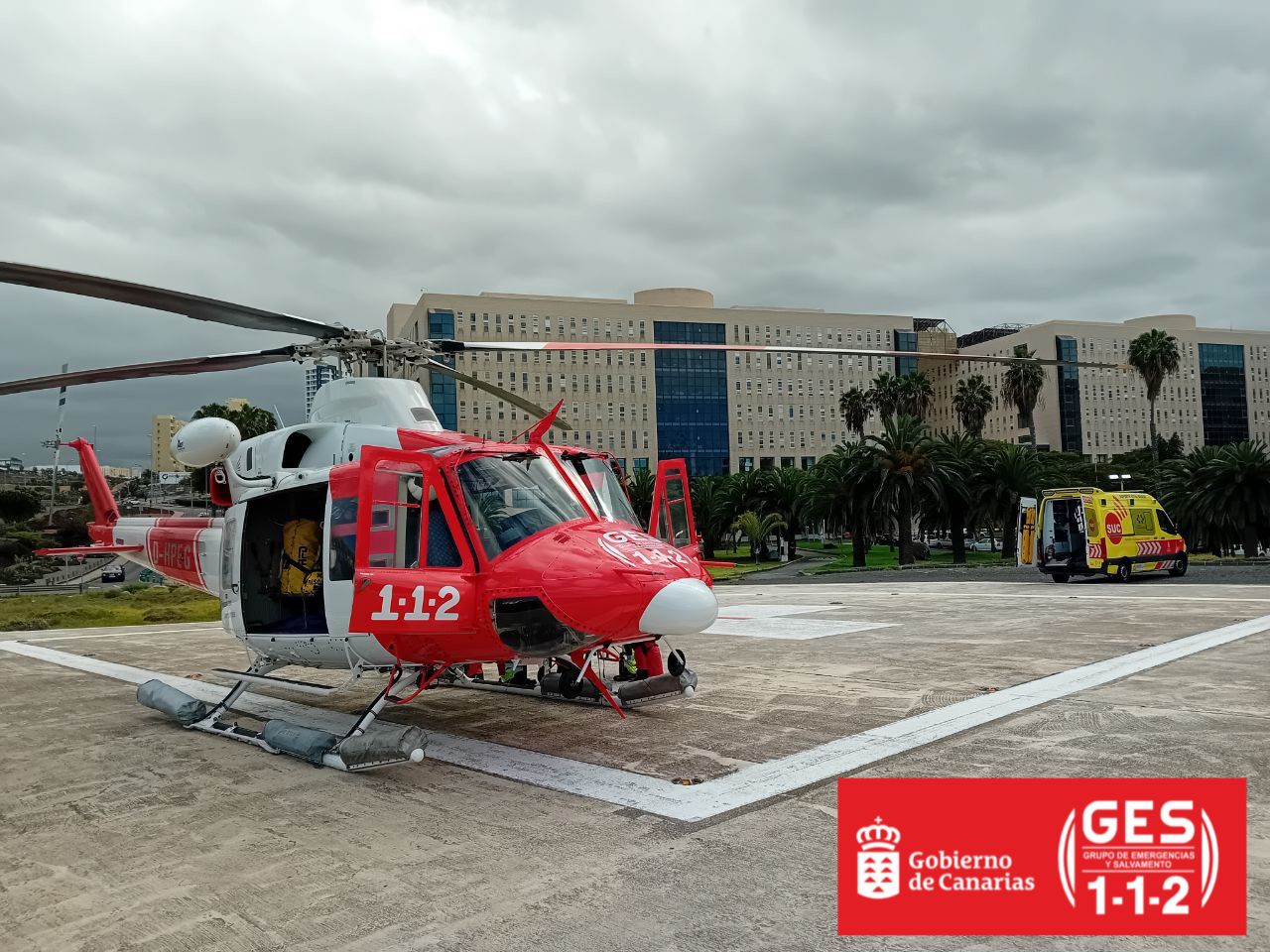 El helicóptero del #GES, hoy, en la helisuperficie del Hospital de Gran Canaria Doctor Negrín/112 Canarias.