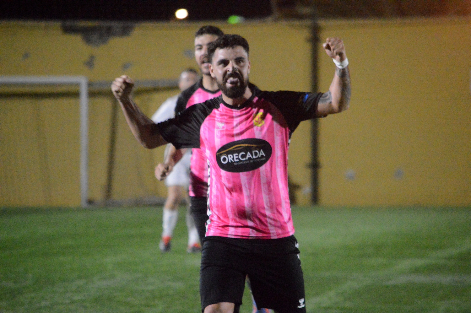 Alberto Arroyo celebra el tanto del empate (Foto: Juan Antonio Hernández)