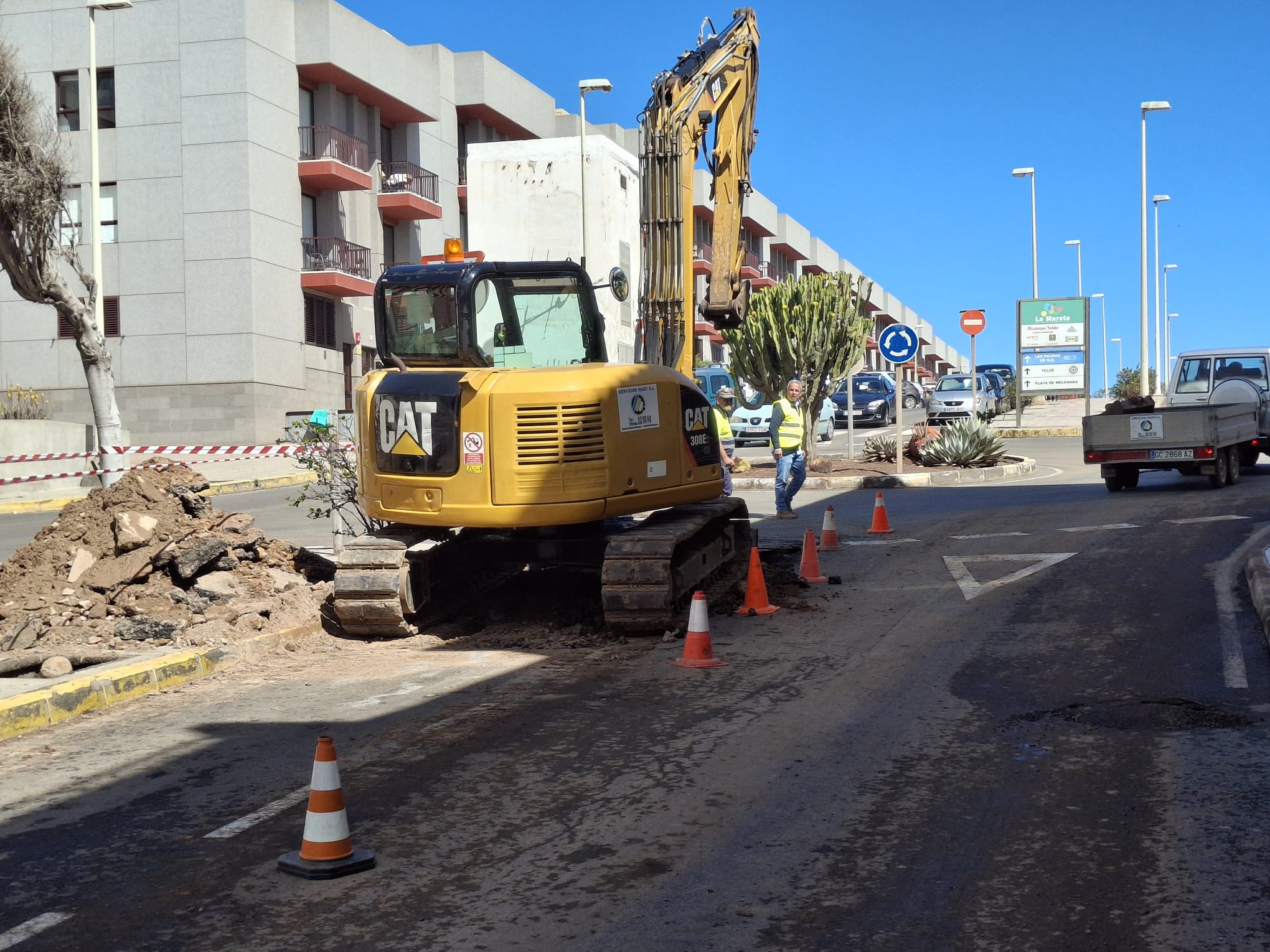 Trabajos de reparación de la tubería rota en Salinetas/Luis Socorro.